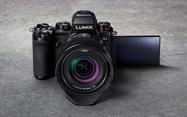 写真：デジタルカメラ　LUMIX　DC-S5