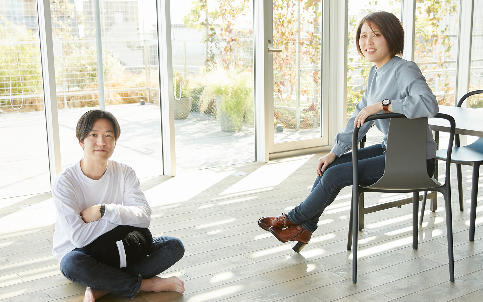 写真:オフィスでくつろぐ松本優子と飯田功太郎