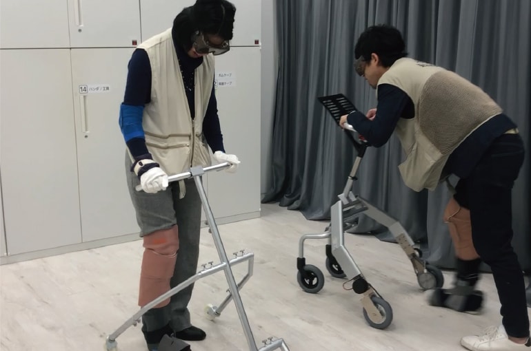 写真：開発中の歩行トレーニングロボットで歩行実験を行っている様子