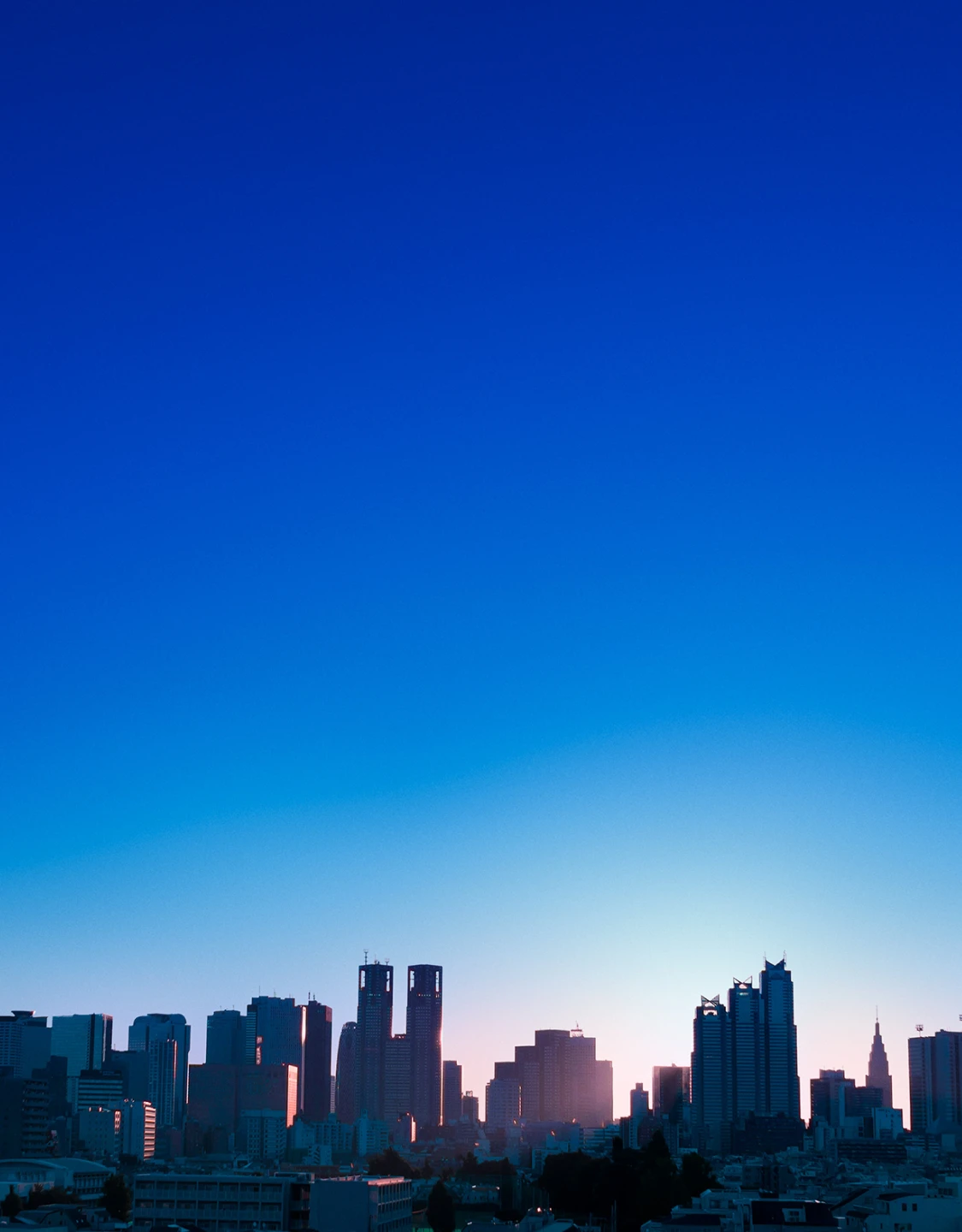 2026年4月1日より私たちはパナソニック エレクトリックワークス株式会社になりました。美術館活動を機にアーティスト日比野克彦氏に弊社のマークを制作いただきました 根幹事業の電気設備の回路図と芸術文化活動の手書きをモチーフにしたマークです