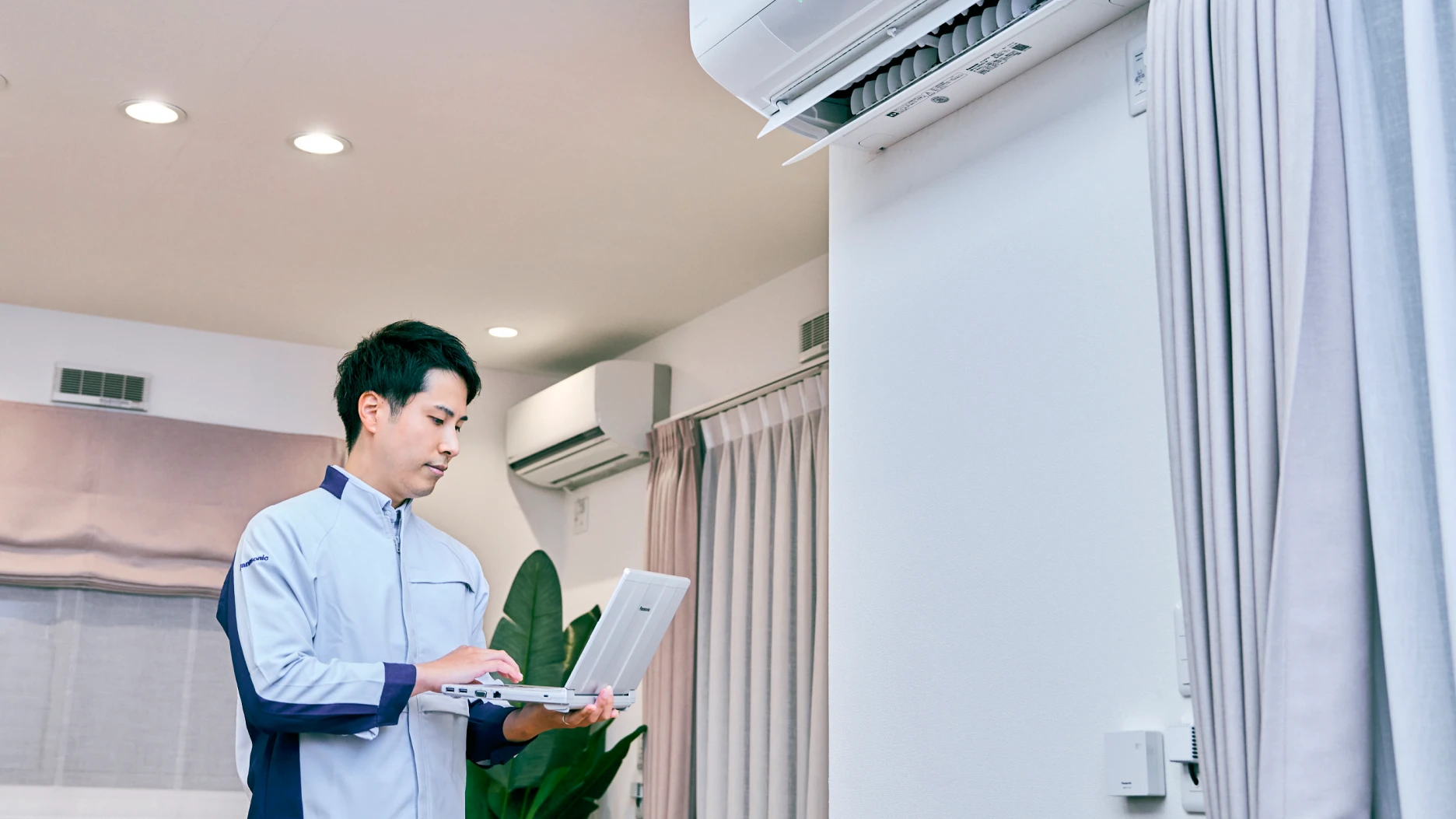 写真：パナソニック エレクトリックワークスの社員（職種：品質管理）