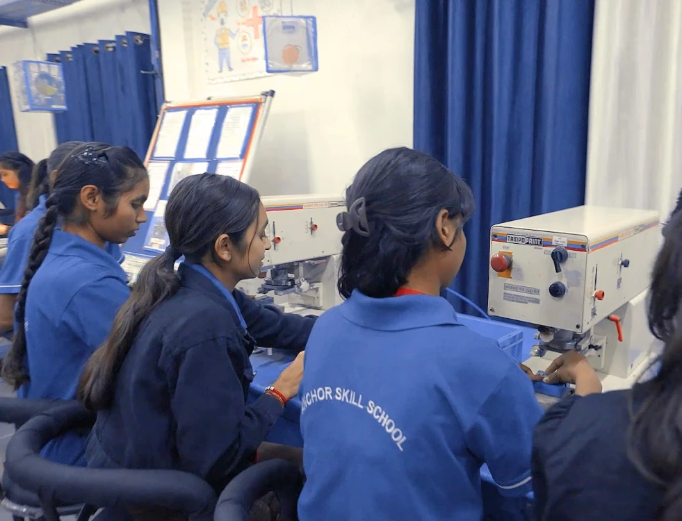 写真：設備組み立てや家電修理などを学ぶ生徒たち