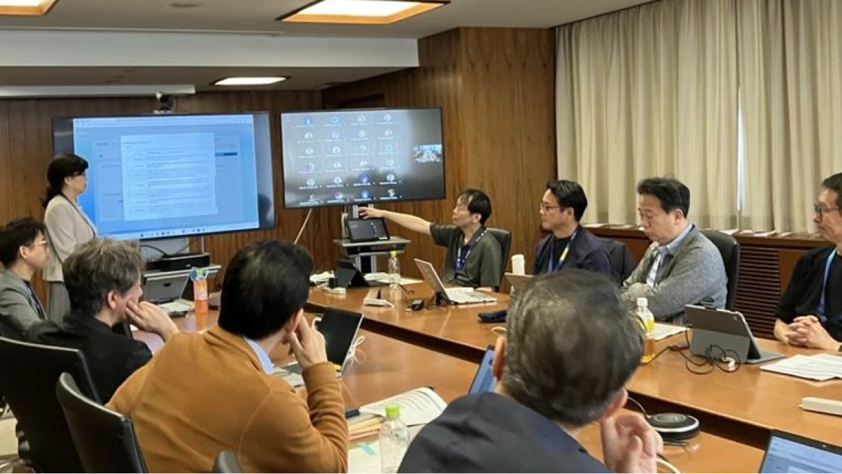 写真：会議で話し合う経営層