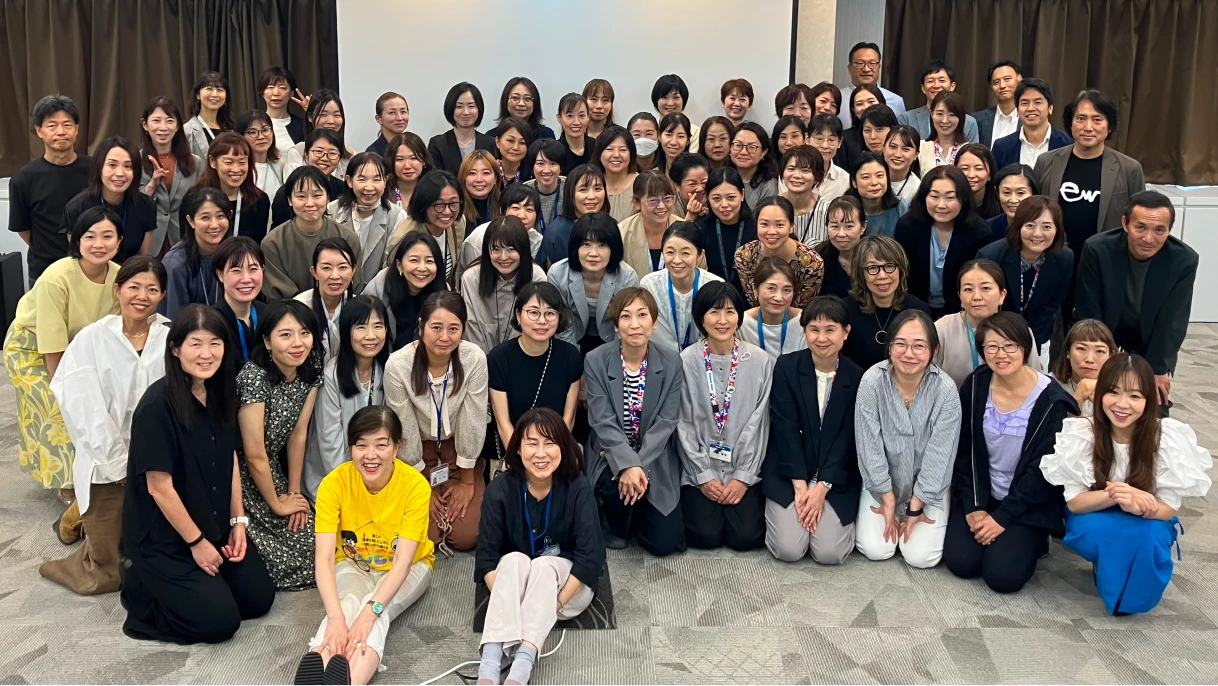 写真：数十人の女性管理職が集合した研修