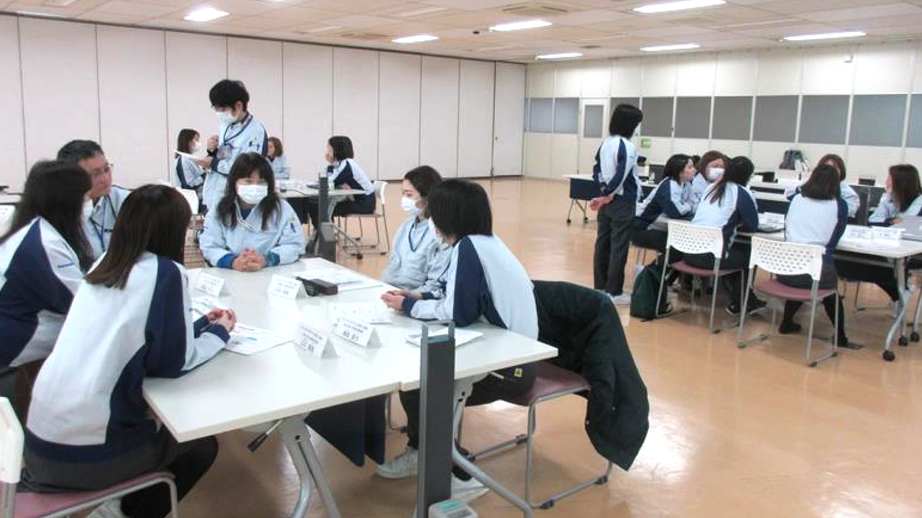 写真：パナソニックエレクトリックワークス電材三重株式会社での会議の様子