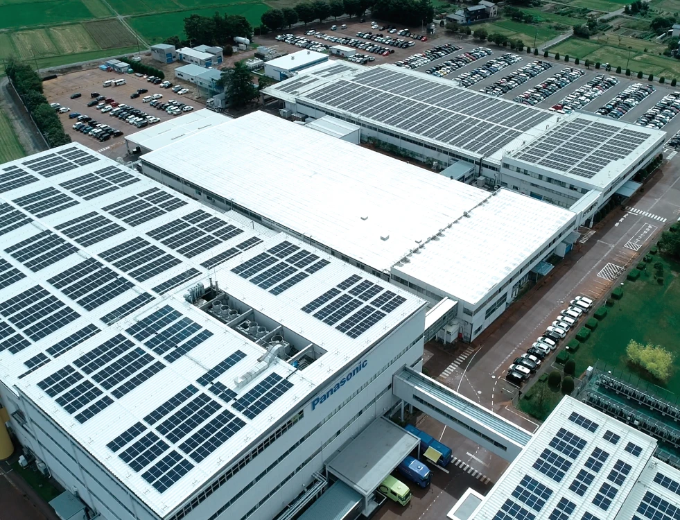 写真：太陽光発電パネルを屋根に設置した工場