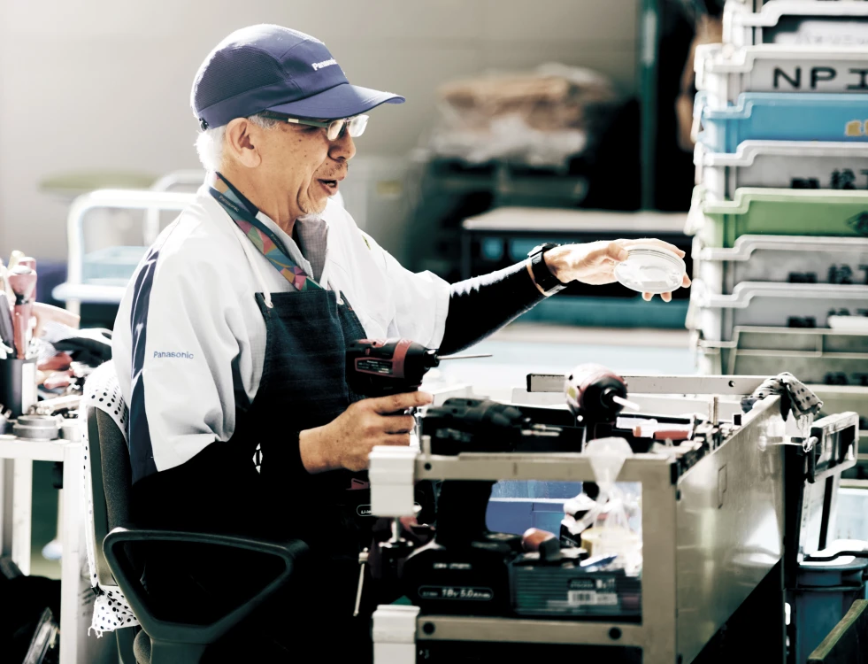 写真：作業する男性社員