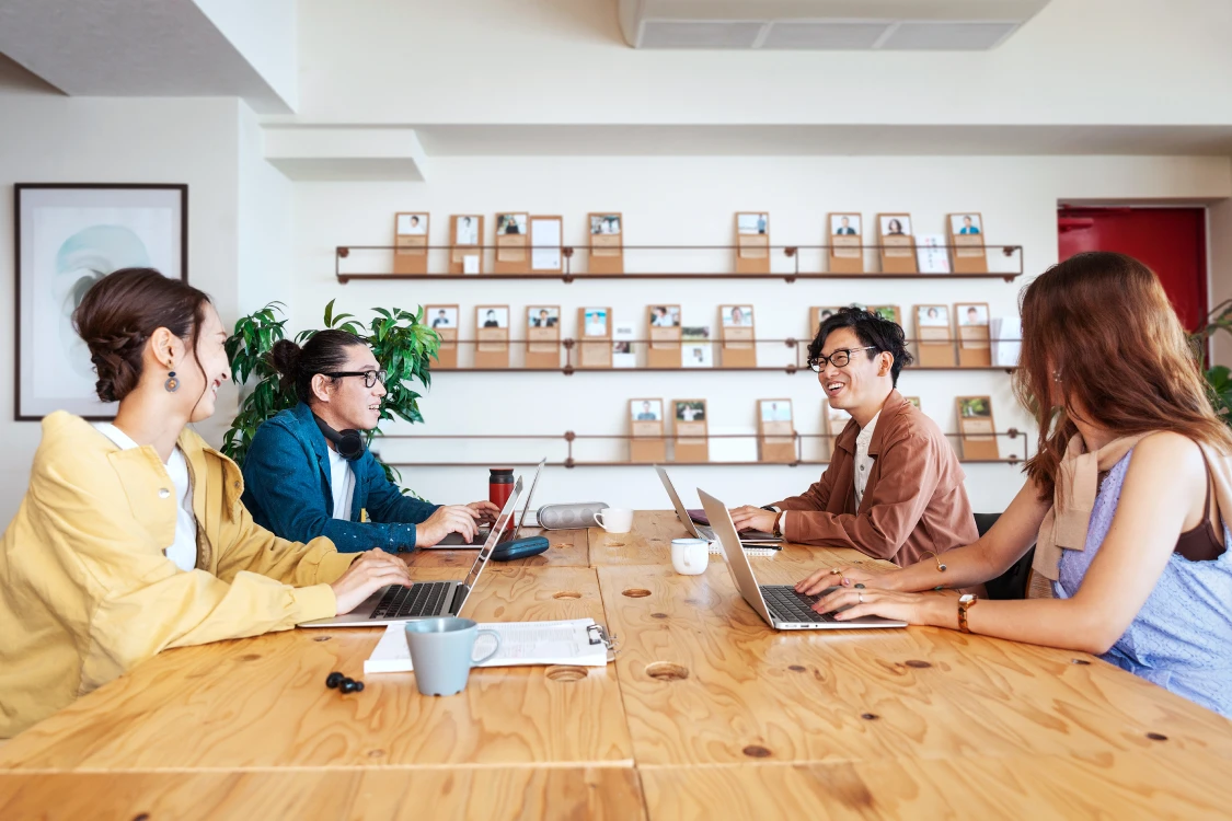 写真：朗らかに働く人々のイメージ