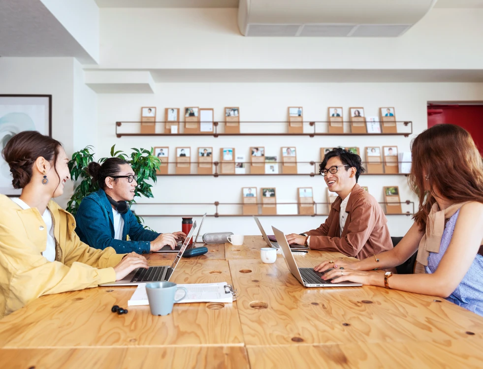 写真：話し合いながら働く人々