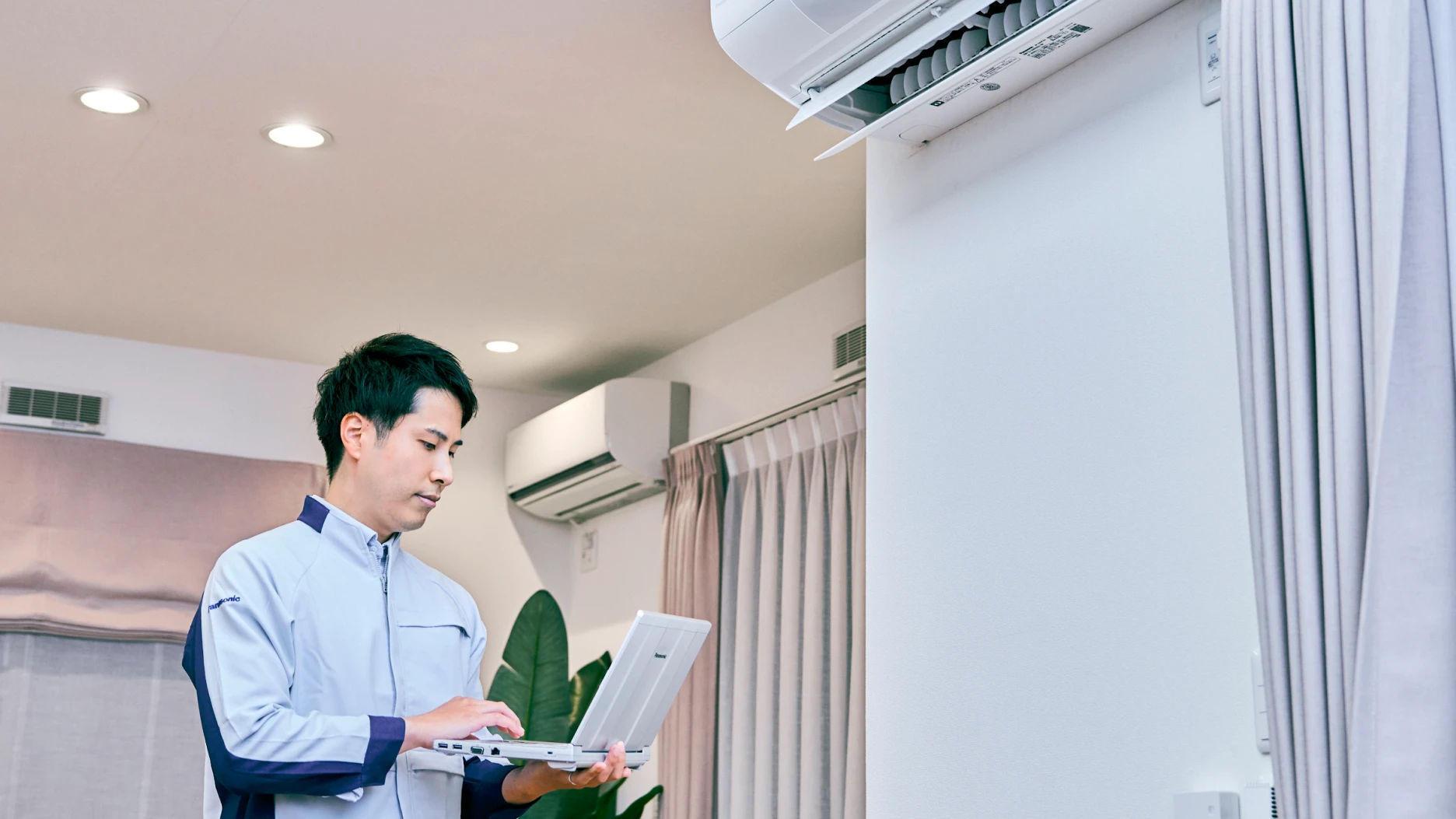 写真：品質革新センター　システム評価技術部 システムソフト評価技術課　エネルギーシステム評価技術係 大本 淳一さん