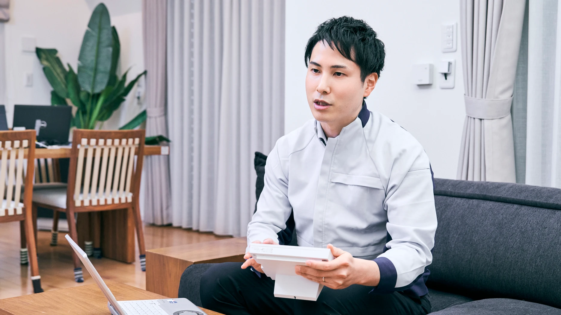 写真：品質革新センター　システム評価技術部 システムソフト評価技術課　エネルギーシステム評価技術係 大本 淳一さん