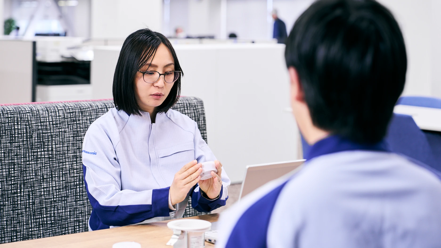 写真：ライティング事業部　ライフスタイルライティングＢＵ 品質保証部　住空間商品品質保証課 坂井 たえさん