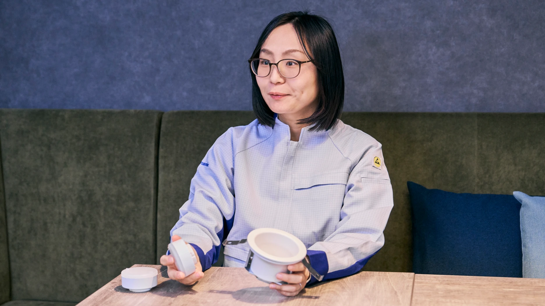 写真：ライティング事業部　ライフスタイルライティングＢＵ 品質保証部　住空間商品品質保証課 坂井 たえさん