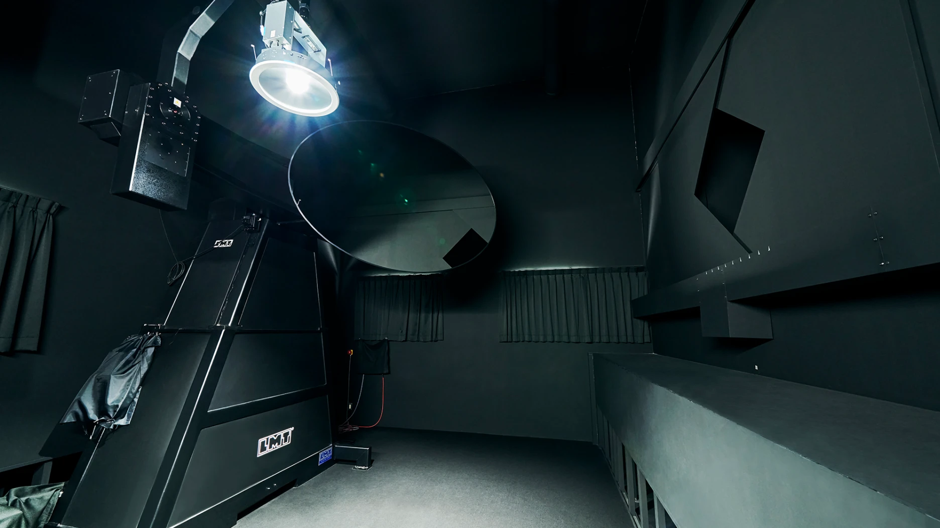 写真：ミラーゴニオ配光測定装置