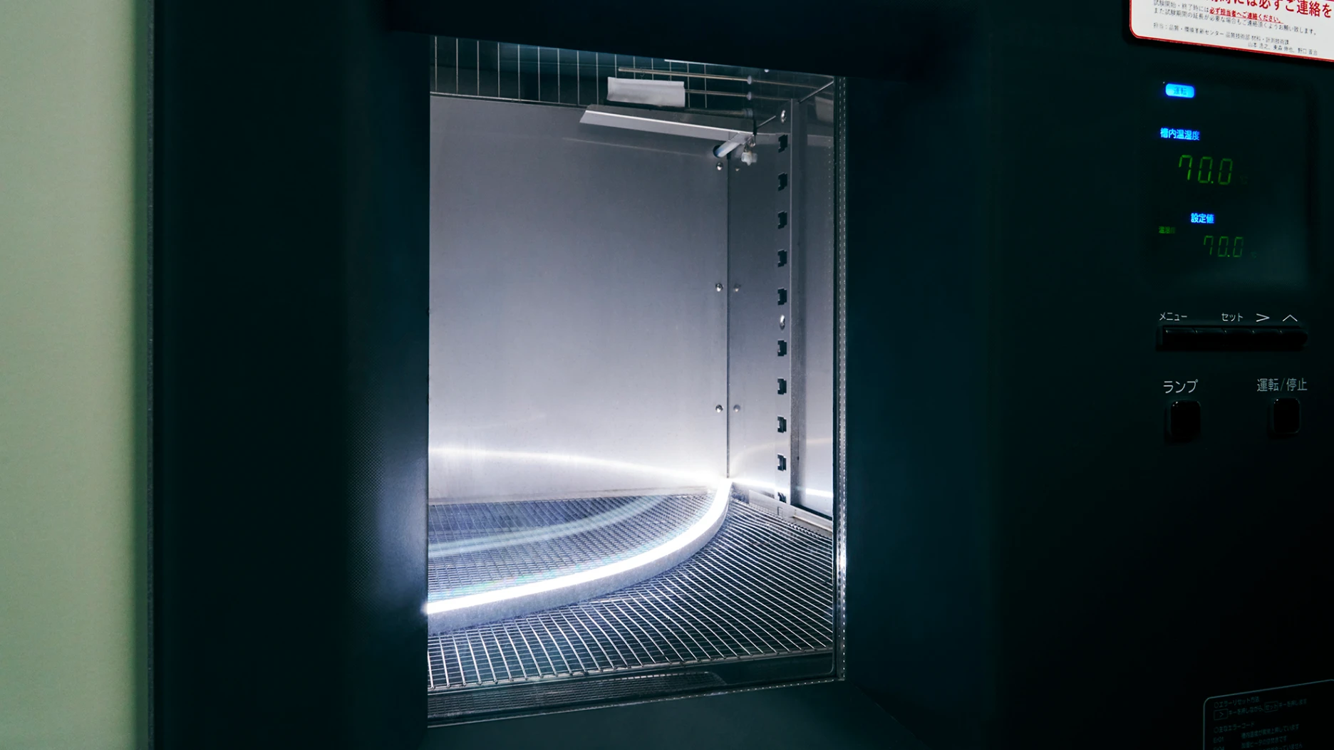 写真：LED照明の劣化試験