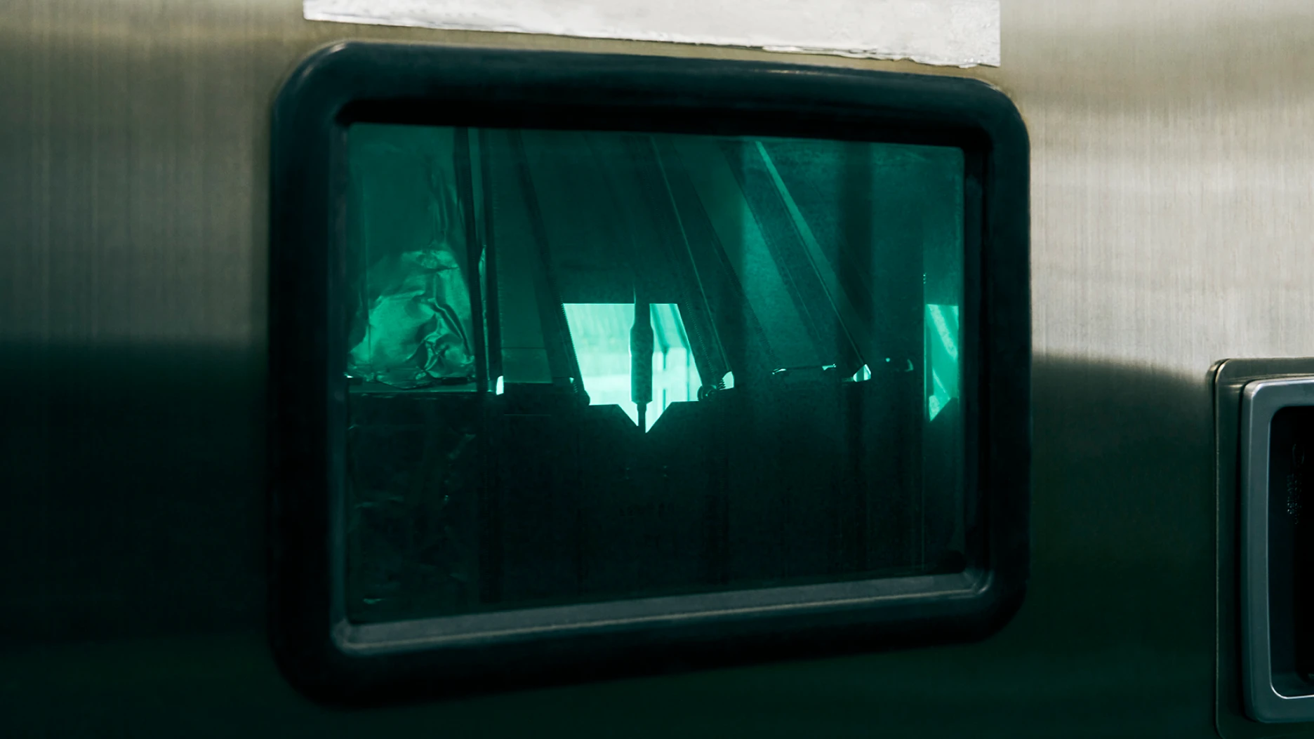 写真：紫外線の強制照射による樹脂劣化の確認