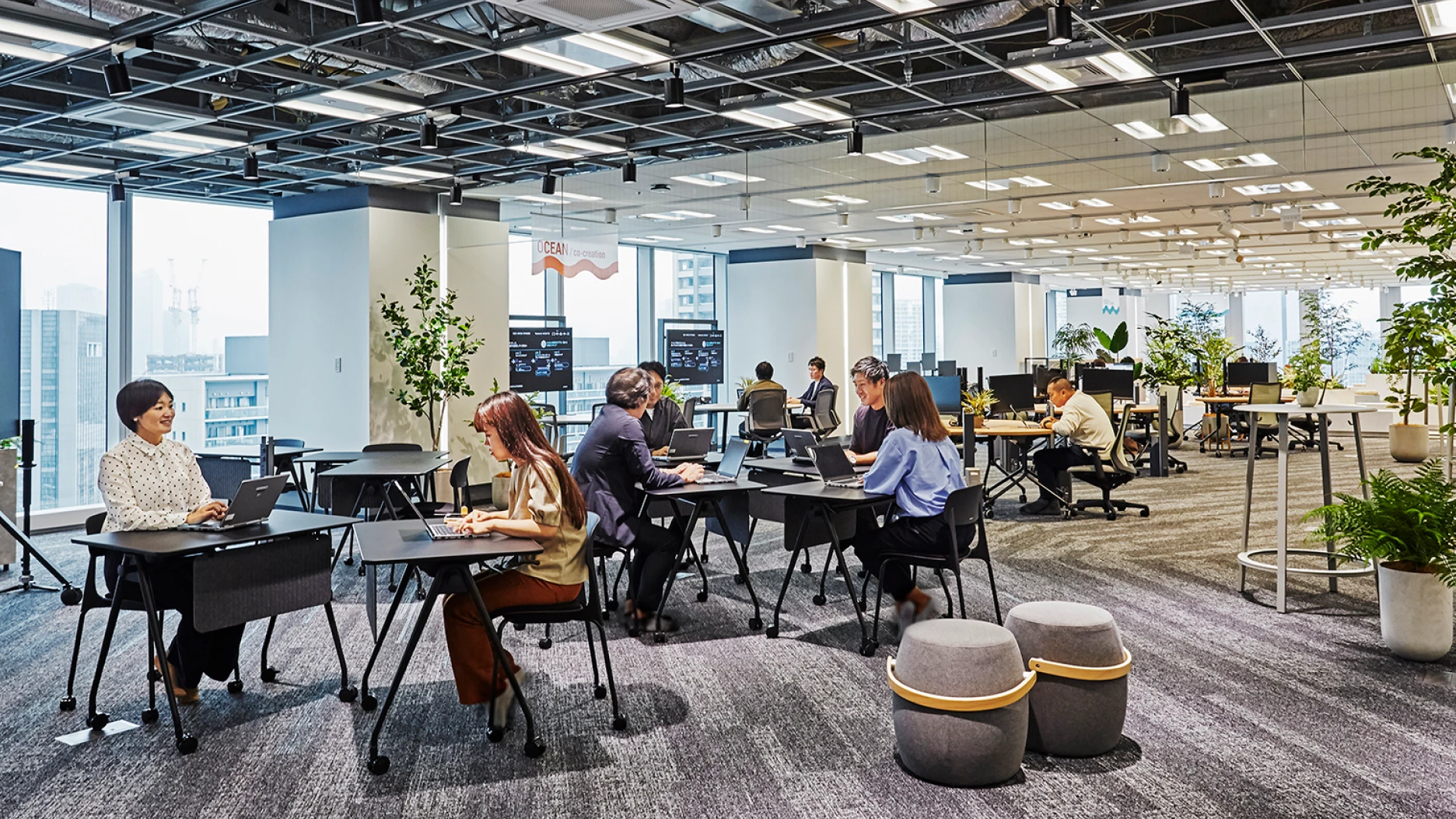 写真：SHIOMERで働く社員