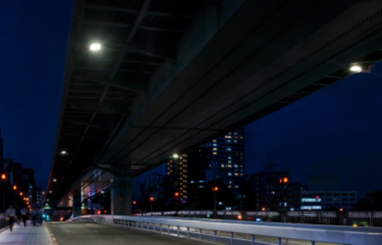 漏れ光を抑えた高架下部のLED照明