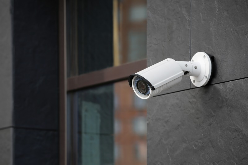 監視カメラのWi-Fiタイプとは？メリット・デメリットや屋外・屋内の設置手順を解説