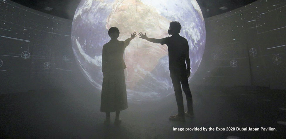 The globe is projected on a balloon, and the dry mist fills the space.