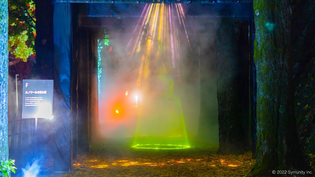 Monet's painting is projected onto the path to the castle tower of Kochi Castle using a projector, and the light is diffused by mist.