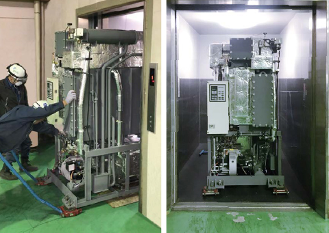 写真：エレベーターを使用した一体搬入の様子