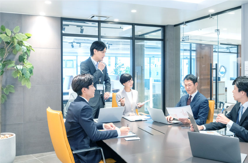 オフィスで会議している写真