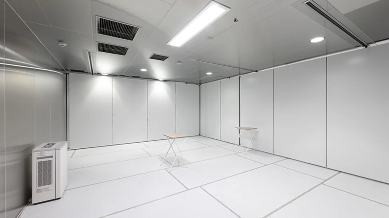 可変型の実空間除菌試験室。シルバーの壁面で構成された清潔感のある試験空間。一般的な広さの部屋を再現したレイアウト