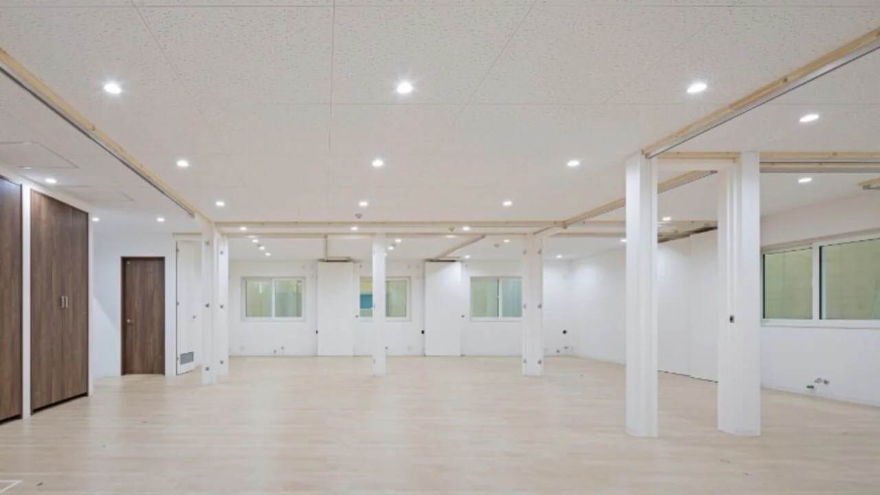 住宅環境を再現した空質空調検証室。フローリングと白い壁で構成された広々とした室内の様子