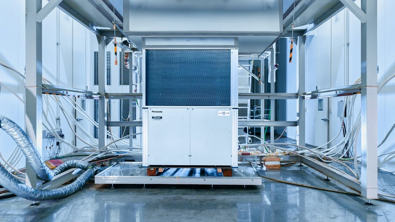 屋外に設置されたGHP（ガスヒートポンプエアコン）の室外機ユニット