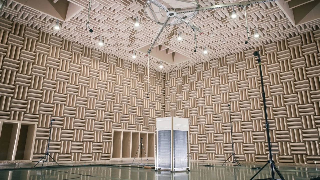 大型空間用無響音室でVRFの騒音試験を行う様子