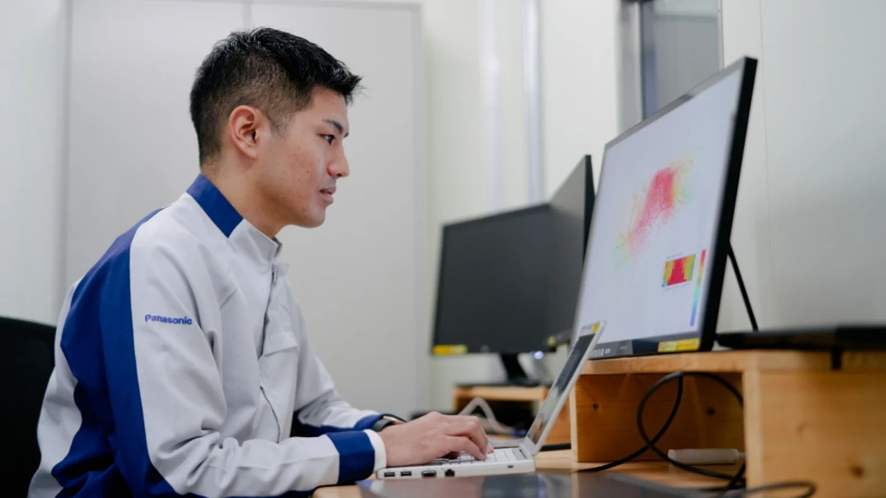 PCモニターで室内気流のシミュレーション結果を確認する技術者