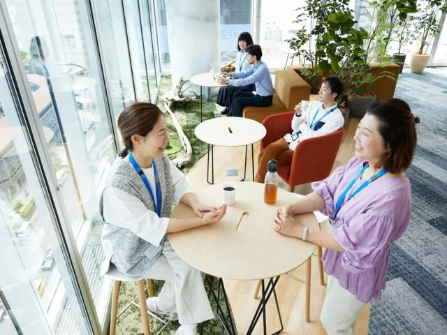 Breeze Garden（リラックスエリア）の様子。窓際のソファ席で外の景色を眺めながら休憩している。