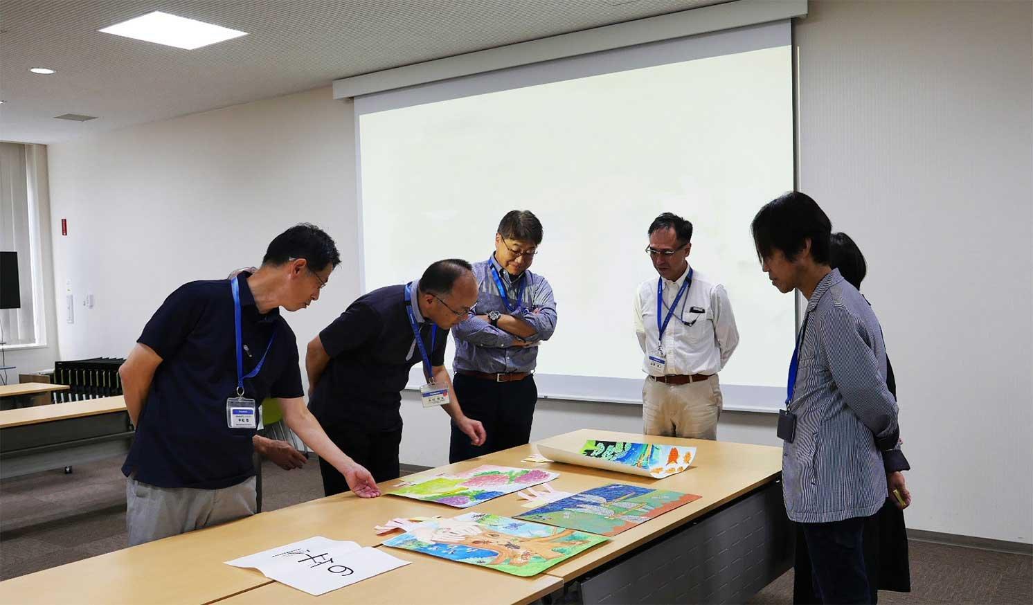 環境絵画コンクールの審査中の様子（画像提供：パナソニック株式会社）