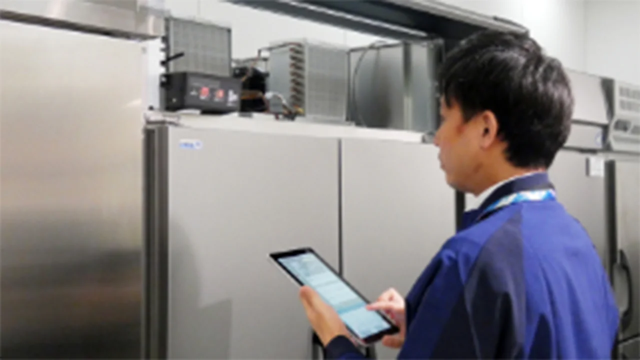 点検表に基づき、タブレット端末を用いて機器を点検する作業員