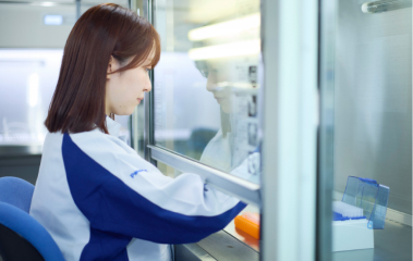 パナソニック HVAC & CC株式会社 ラボで実験中の女性の研修開発者