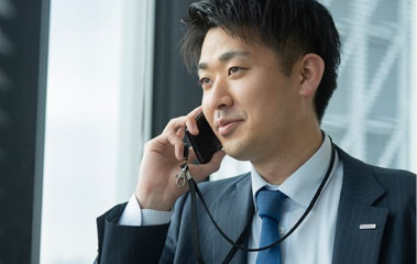 パナソニック HVAC & CCシステムズ株式会社 電話中の男性の横顔