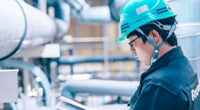 パナソニック環境エンジニアリング株式会社 プラント施設内で書類に目を通すエンジニア