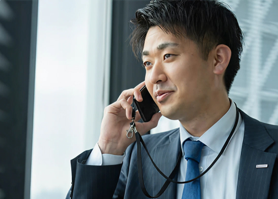 パナソニック HVAC & CCシステムズ株式会社 電話中の男性の横顔