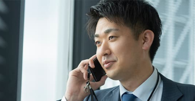 パナソニック HVAC & CCシステムズ株式会社 電話中の男性の横顔