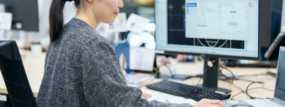 PCに向かって仕事をする女性