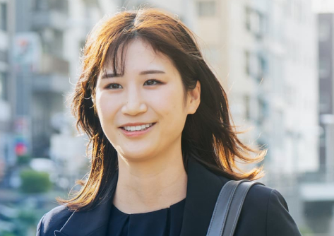 笑顔で歩いている女性