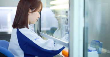 パナソニック HVAC & CC株式会社 ラボで実験中の女性の研修開発者