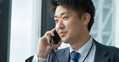 パナソニック HVAC & CCシステムズ株式会社 電話中の男性の横顔