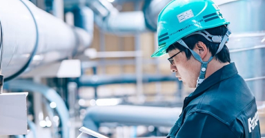 パナソニック環境エンジニアリング株式会社 プラント施設内で書類に目を通すエンジニア
