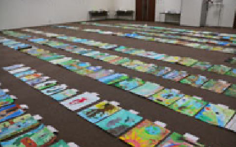 1次審査通過の約300点を学年別に並べた会場