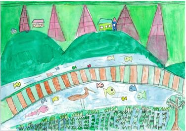 たくさんの魚が泳ぐ川と緑にかこまれた家