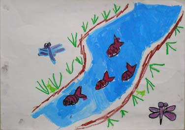 川で魚が元気に泳ぐ