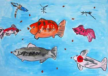 コイにえさをあげているところ