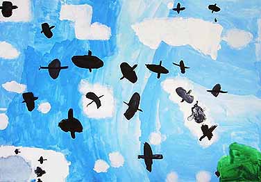 空をはばたくカラスたち